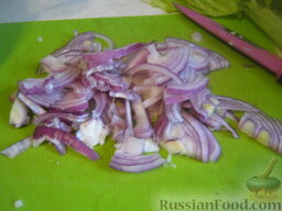 Греческий салат с оливковым маслом: Лук синий почистить, помыть и нарезать тонкими полукольцами.