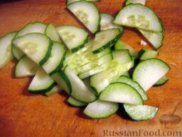 Греческий салат с оливковым маслом: Огурцы помыть и нарезать полукольцами.