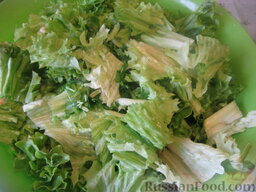 Греческий салат с оливковым маслом: Салат хорошо промыть, порвать руками.