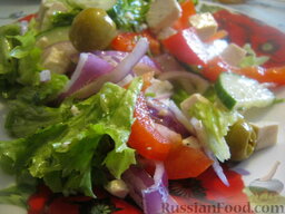 Греческий салат с оливковым маслом: Греческий салат с оливковым маслом готов, можно подавать.  Приятного аппетита!