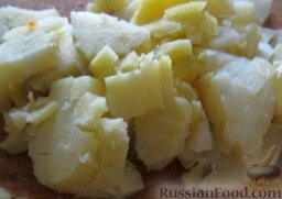 Салат из кальмаров с картофелем и морковью: Почистить картофель, нарезать кубиками.