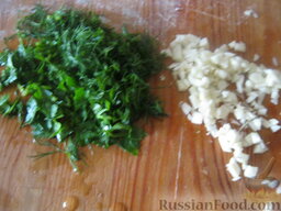 Салат из кальмаров с картофелем и морковью: Зелень помыть и мелко нарезать. Чеснок почистить и мелко порубить ножом.