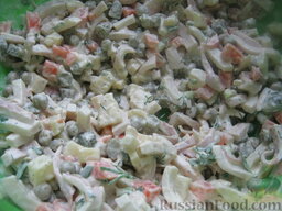 Салат из кальмаров с картофелем и морковью: Соединить все ингредиенты в миске. Салат с кальмарами посолить, поперчить, заправить по вкусу майонезом. Перемешать.