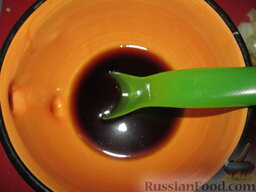 Баклажаны остро-сладкие по-китайски: Подготовить заливку. Смешать соевый соус, шерри и уксус. Растворить коричневый сахар.