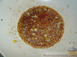 Баклажаны остро-сладкие по-китайски: Влить соус и потушить 1 минуту.
