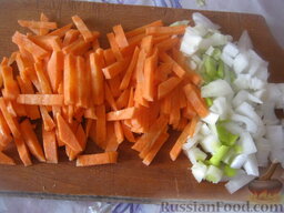 Фасоль тушеная с грибами: Почистить, помыть морковь и репчатый лук. Лук нарезать кубиками. Морковь нарезать тонкой соломкой или натереть на крупной терке.