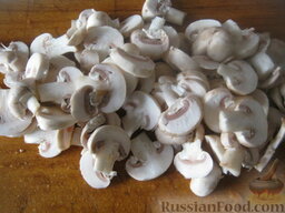Фасоль тушеная с грибами: Грибы помыть и нарезать тонкими пластинками или небольшими кусочками.