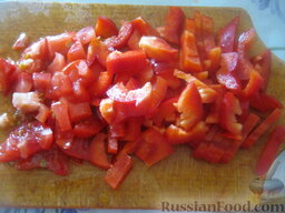 Суп овощной с чечевицей и сладким перцем: Помыть помидор и сладкий перец. Помидор нарезать кубиками. Перец очистить от семян, нарезать кубиками или соломкой.