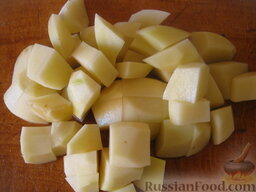 Суп овощной с чечевицей и сладким перцем: Почистить и помыть картофель. Нарезать кубиками.