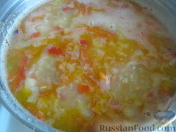 Суп овощной с чечевицей и сладким перцем: К овощам в кастрюлю выложить чечевицу и картофель, влить кипяток. Поставить суп на слабый огонь, варить 15-20 минут. Затем добавить помидор, специи. Посолить. Варить овощной суп с чечевицей до готовности на маленьком огне под крышкой 10-15 минут.
