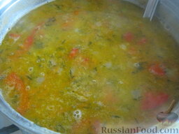 Суп овощной с чечевицей и сладким перцем: Помыть и мелко нарезать зелень. Выложить в кастрюлю. Дать настояться под крышкой 10-15 минут.  Овощной суп с чечевицей и сладким перцем готов.