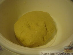 Пирог тертый: Замесить тесто. Отделить 1/3 теста. Завернуть в пленку и положить в морозильник на 10 минут.