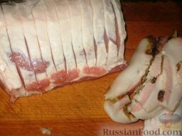 Свинина по-таежному: Мякоть свинины надрежьте пластами толщиной не более 1 см, не прорезая кусок до конца. Копченую грудинку порежьте тонкими ломтиками и разложите их между пластами мяса.