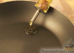 Омлет-суфле: Разогреваем духовку до 180 градусов.   Смазываем жаростойкую сковороду (или форму) маслом.