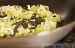 Яи&#774;ца Бенедикт: Разогреваем на сковороде оливковое масло (или смесь оливкового и сливочного масла). Обжариваем лук, помешивая.