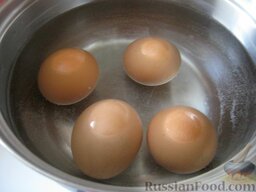Селедка под шубой с семгой и красной икрой: Яйца выложить в кастрюльку. Залить холодной водой. Довести до кипения. Убавить огонь до среднего, варить вкрутую (10 минут). Слить воду. Залить холодной водой.