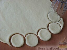 Творожное печенье "Розочки": Накрыть полотенцем и оставить на 20 минут.   Затем раскатать тесто в пласт, стаканом вырезать кружки.