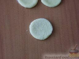 Творожное печенье "Розочки": Одну сторону кружка обмакнуть в сахар