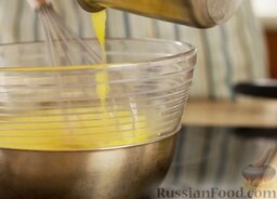 Голландский соус: Ставим миску с желтками на водяную баню (на кастрюлю с кипящей водой, чтобы миска не касалась поверхности воды), постоянно взбиваем желтки венчиком.