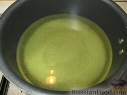 Маринованный имбирь: Приготовить маринад. Для этого соединить воду, уксус, сахар и соль. Размешать, довести до кипения.