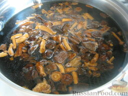 Суп из сушеных грибов с кислым огурчиком: Как приготовить суп из сушеных грибов:    Грибы сушеные хорошо промыть. Если есть необходимость, нарезать на кусочки. Выложить грибы в кастрюлю, залить холодной водой, замочить на несколько часов (лучше на ночь).   Затем грибы промыть, 