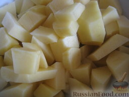 Суп из сушеных грибов с кислым огурчиком: Тем временем почистить и помыть картофель. Порезать кубиками.