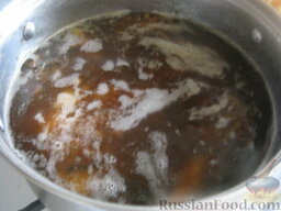 Суп из сушеных грибов с кислым огурчиком: Картофель добавить к грибам и перловой крупе. Варить 15 минут.