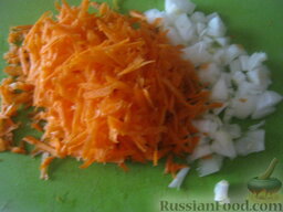 Суп из сушеных грибов с кислым огурчиком: Почистить и помыть лук и морковь. Лук нарезать кубиками, а морковь натереть на крупной терке.