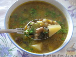 Суп из сушеных грибов с кислым огурчиком: Подавать суп из сушеных грибов со свежей зеленью.  Приятного аппетита!