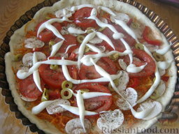 Постная пицца с овощами: Выложить начинку. Сделать поверх начинки сетку постного майонеза. Поставить пиццу в духовку на среднюю полку. Выпекать постную пиццу в духовке при 190 градусах до готовности, примерно 20-25 минут.  Так же сделать вторую постную пиццу.