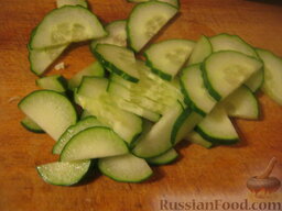 Салат овощной с редисом и семенами кунжута: Огурцы помыть и нарезать полукольцами.