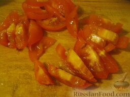 Салат овощной с редисом и семенами кунжута: Помидоры помыть, нарезать дольками.