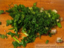 Салат овощной с редисом и семенами кунжута: Зелень и зеленый лук помыть и нарезать мелко.