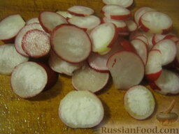 Салат овощной с редисом и семенами кунжута: Редиску почистить, помыть и нарезать тонкими кружочками.