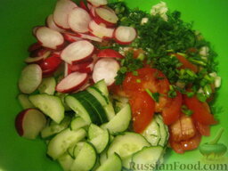 Салат овощной с редисом и семенами кунжута: Все ингредиенты сложить в миску.
