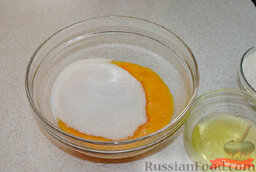 Кулич: В большую миску вбить 2 целых яйца и добавить 4 желтка, белок отдельно собираем в мисочку и ставим в холодильник.   Добавляем 2 стакана сахара, 4 г ванильного сахара, 1 ч. л. с горкой соли и перемешиваем.