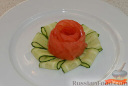 Роза из помидора: Выложить в центр блюда по кругу пластинки огурца, сверху положить розу из помидора.   Все! :) Приятного аппетита!