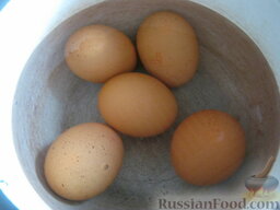 Салат из курицы с черносливом "Дамский каприз": Яйца залить холодной водой, посолить (1 ч. ложка), поставить на огонь, довести до кипения и варить на среднем огне 10 минут. Остудить. Очистить.