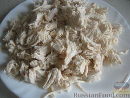 Салат из курицы с черносливом "Дамский каприз": Куриное филе охладить, порвать на кусочки руками или нарезать кубиками.