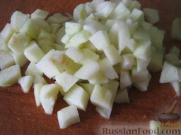 Американский салат со шпинатом и индейкой: Свежее яблоко помыть, почистить от кожуры и семян. Нарезать на кубики. Сбрызнуть лимонным соком.