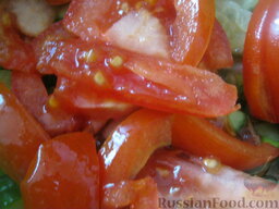 Американский салат со шпинатом и индейкой: Помидорки черри нарезать на 4 части (или обычные помидоры нарезать дольками).