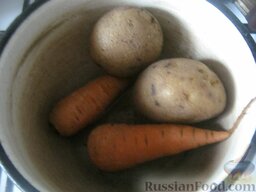 Слоеный салат с тунцом: Как приготовить слоеный салат с тунцом:    Помыть, сложить в казанок картофель и морковь, залить холодной водой. Довести до кипения. Убавить огонь до минимального, варить в мундире под крышкой до готовности овощей (около 20 минут картофель, около 30 минут морковь). Слить воду. Охладить.