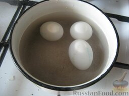 Слоеный салат с тунцом: Яйца выложить в кастрюльку. Залить холодной водой. Добавить 1 ч. ложку соли. Поставить на огонь, довести до кипения. Убавить огонь до среднего, варить вкрутую (около 10 минут). Слить воду. Залить холодной водой. Охладить.