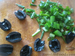 Слоеный салат с тунцом: Помыть и нарезать зелень, маслины нарезать половинками.