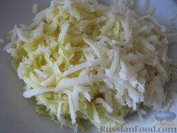 Слоеный салат с тунцом: Картофель очистить, натереть на крупной терке.
