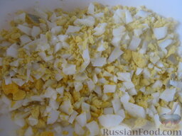 Слоеный салат с тунцом: Яйца очистить, помыть, нарезать мелко или натереть на терке.