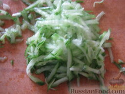 Слоеный салат с тунцом: Огурцы помыть, натереть на крупной терке.