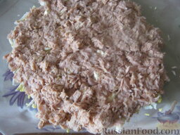 Слоеный салат с тунцом: 2 слой - тунец.