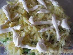 Слоеный салат с тунцом: 3 слой - свежий огурец.  4 слой - картофель. Присолить, сделать сетку майонеза.