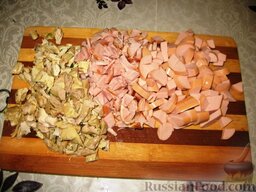 Солянка мясная с грибами: Мясо, ветчину, курицу, сосиски режем небольшими кубиками. Вкидываем в кастрюлю. Варим - 3-5 минут. Добавляем по вкусу огуречный рассол, соль.
